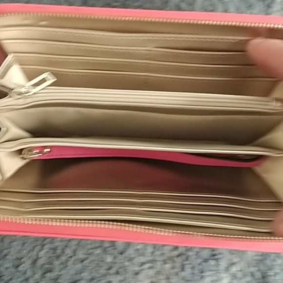 Guess - Picture 5 of 5